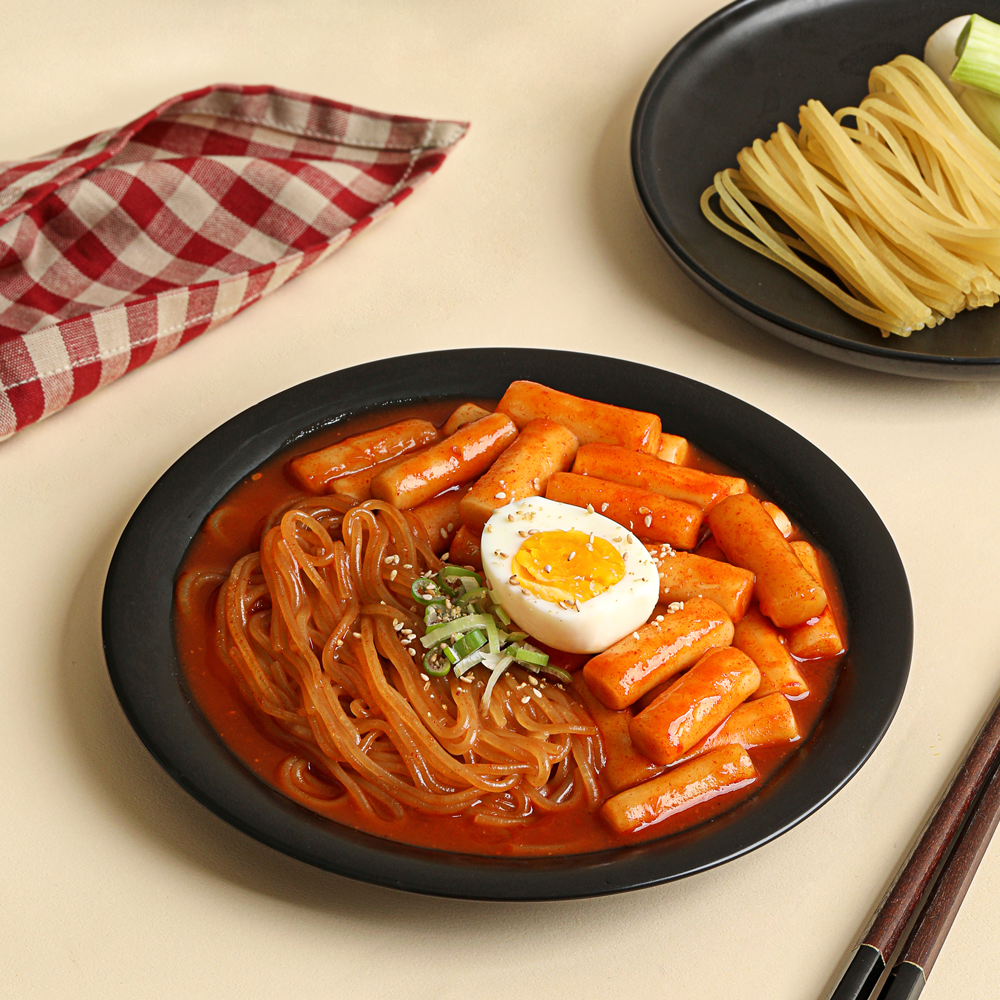 Dookki Jjolbokki (Spicy Rice Cakes with Chewy Noodles)