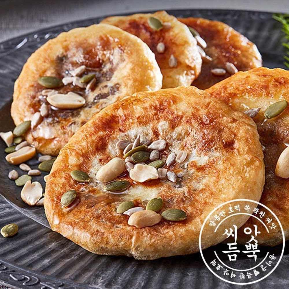 Ssi Att Hotteok(Korean Sweet Pancake with nuts)