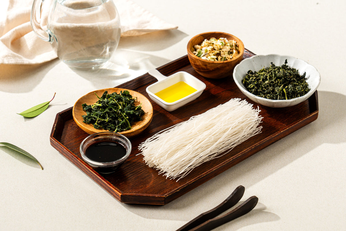 Damwoo Chwihyang Japchae: Instant Korean Glass Noodles with Chinamul (67g / 2.36oz)[담우] 취향잡채 - 취나물 67g