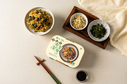Damwoo Chwihyang Japchae: Instant Korean Glass Noodles with Chinamul (67g / 2.36oz)[담우] 취향잡채 - 취나물 67g