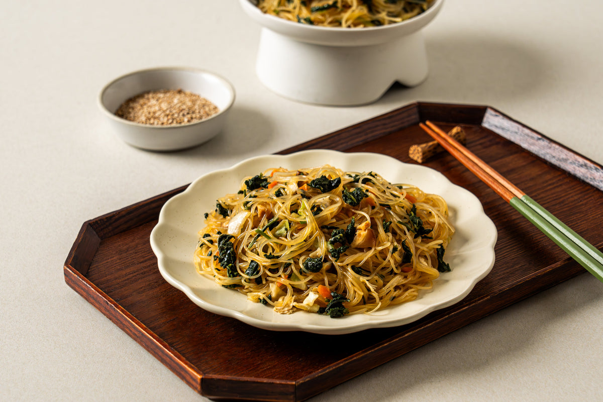 Damwoo Chwihyang Japchae: Instant Korean Glass Noodles with Chinamul (67g / 2.36oz)[담우] 취향잡채 - 취나물 67g
