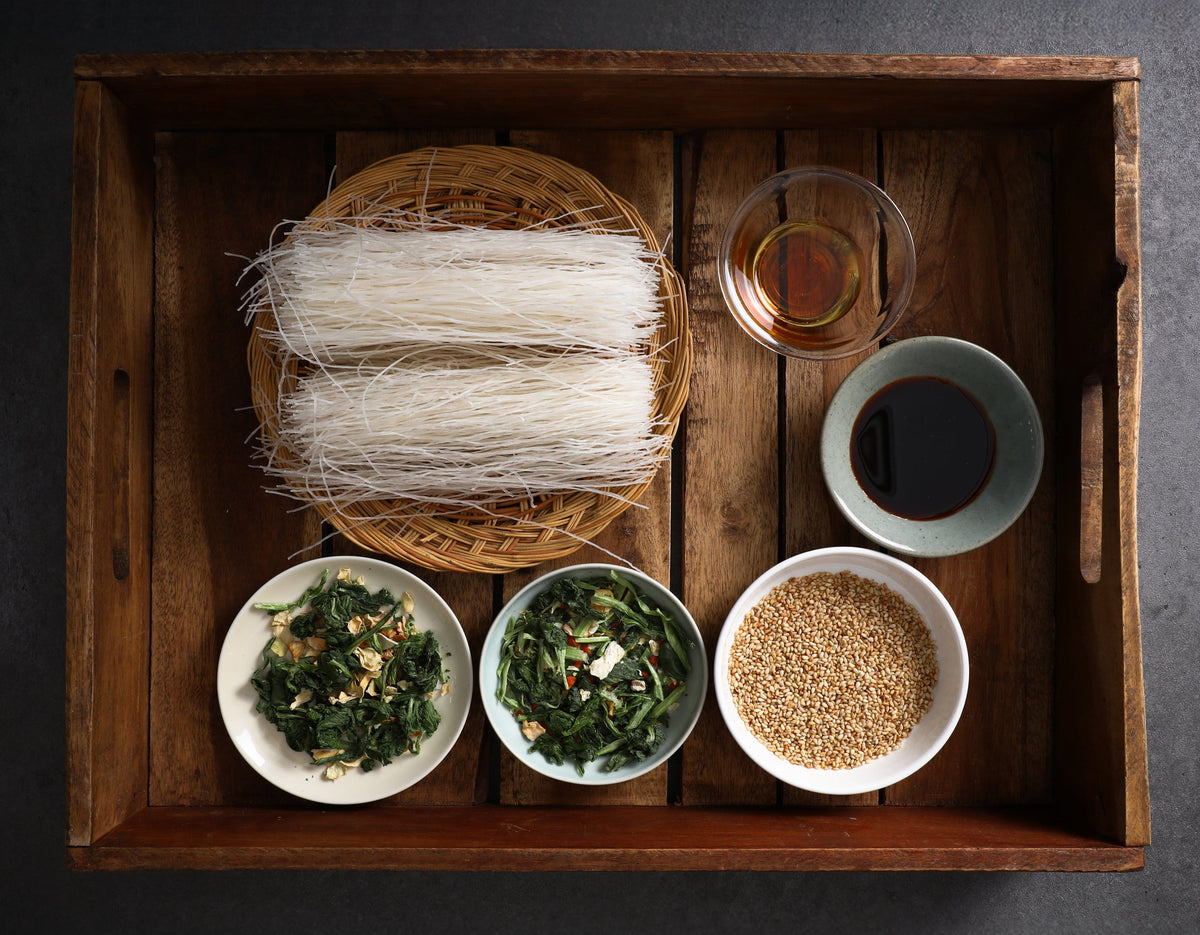 Damwoo Chwihyang Japchae: Instant Korean Glass Noodles with Chinamul (67g / 2.36oz)[담우] 취향잡채 - 취나물 67g